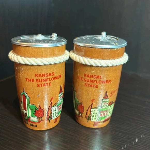 Vintage Set Of Wood Bongos From Kansas W/ Capitol Scene Salt & Pepper Shakers - Picture 6 of 8